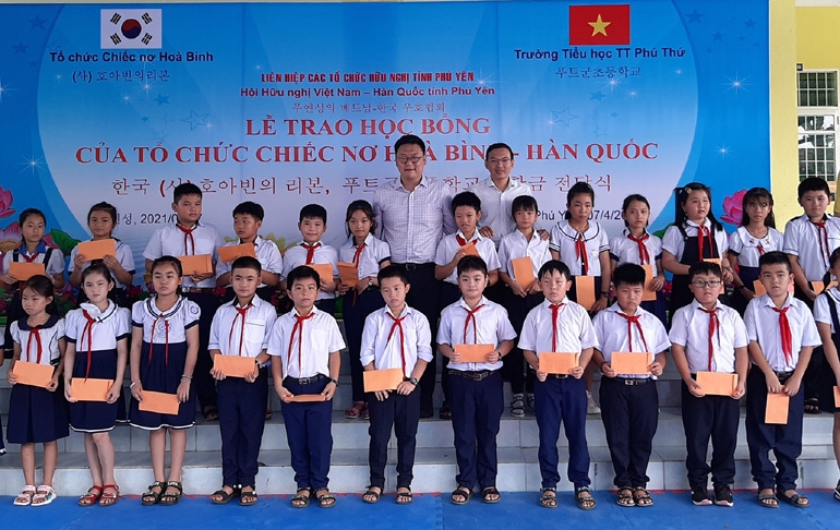 Tổ chức Chiếc nơ hoà bình (Hàn Quốc) trao học bổng cho học sinh, sinh viên nghèo huyện Tây Hòa (Phú Yên)