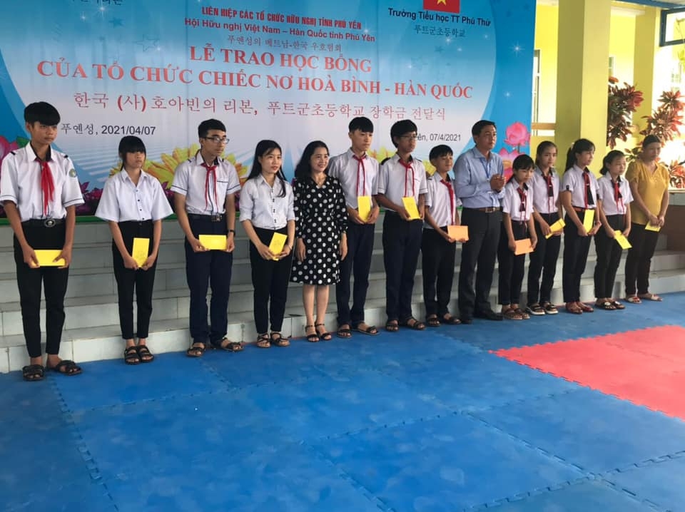 Tổ chức Chiếc nơ hoà bình (Hàn Quốc) trao học bổng cho học sinh, sinh viên nghèo huyện Tây Hòa (Phú Yên)