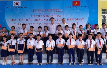 to chuc chiec no hoa binh han quoc trao hoc bong cho hoc sinh sinh vien ngheo huyen tay hoa phu yen