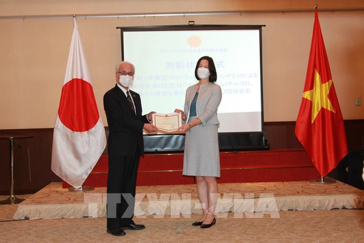 Tặng giấy khen cho 17 tổ chức, cá nhân Nhật Bản vì những hỗ trợ cho cộng đồng người Việt