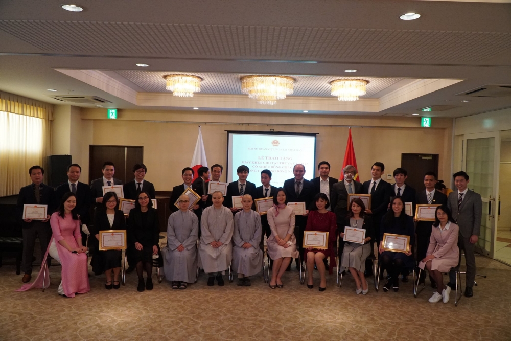 Tặng giấy khen cho 17 tổ chức, cá nhân Nhật Bản vì những hỗ trợ cho cộng đồng người Việt