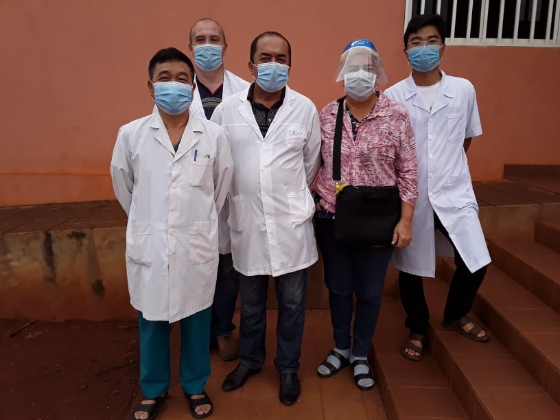 Vợ chồng bác sĩ trẻ Việt Nam chữa bệnh, dạy tiếng Việt và hướng dẫn làm nông nghiệp tại Angola