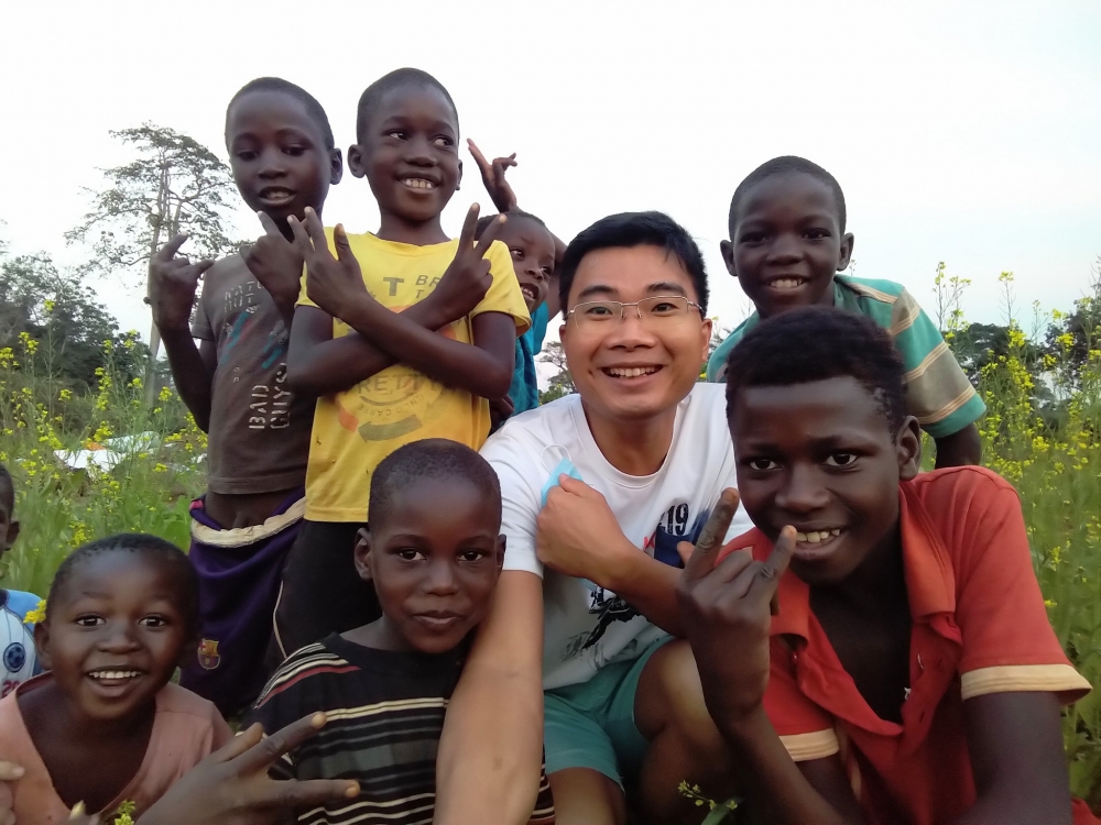Vợ chồng bác sĩ trẻ Việt Nam chữa bệnh, dạy tiếng Việt và hướng dẫn làm nông nghiệp tại Angola