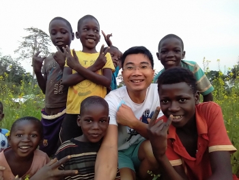 vo chong bac si tre viet nam chua benh day tieng viet va huong dan lam nong nghiep tai angola