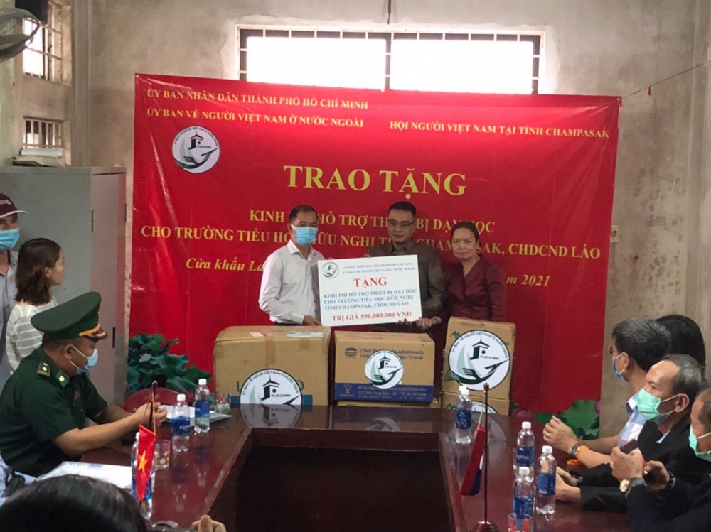 Tặng 590 triệu đồng mua sắm thiết bị cho Trường Tiểu học Hữu nghị tỉnh Champasak (Lào)