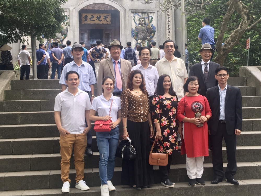 Hội liên lạc với người Việt Nam ở nước ngoài Đoàn kiều bào dâng hương các Vua Hùng