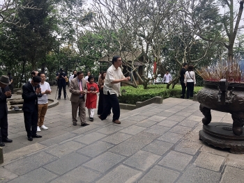Hội Liên lạc với người Việt Nam ở nước ngoài cùng đoàn kiều bào về dâng hương các Vua Hùng Hội Liên lạc với người Việt Nam ở nước ngoài cùng đoàn kiều bào về dâng hương các Vua Hùng