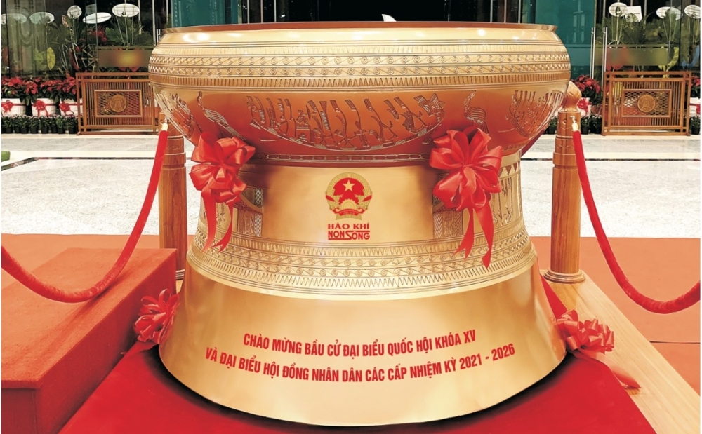 Đúc trống đồng trao tặng cho Quốc hội nước Việt Nam