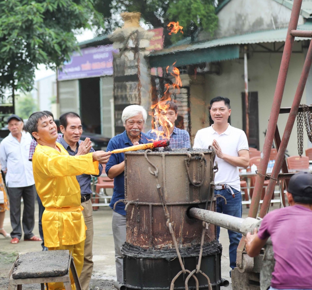 Đúc trống đồng trao tặng cho Quốc hội nước Việt Nam