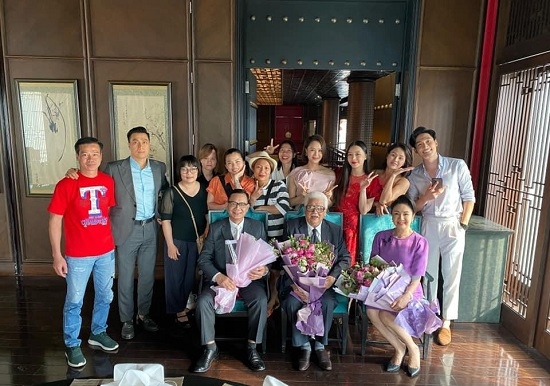 Tin Showbiz Việt ngày 23/4: Ngọc Trinh tạo dáng bên xế hộp gần 10 tỷ đồng, Phi Nhung sang tận nhà hỏi cưới Hoài Linh