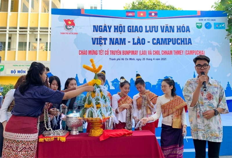 Sinh viên ba nước tham gia Ngày hội giao lưu văn hóa Việt Nam - Lào - Campuchia