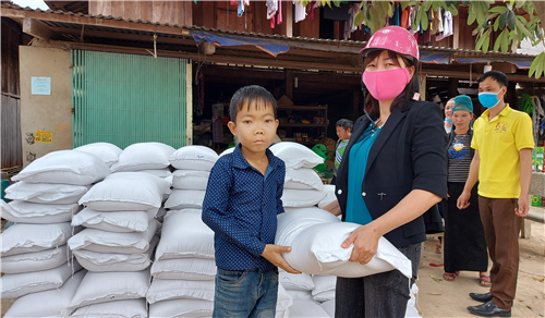 Cấp hơn 953 tấn gạo để cứu đói cho nhân dân ở hai tỉnh Cao Bằng và Sơn La Cấp hơn 953 tấn gạo để cứu đói cho nhân dân ở hai tỉnh Cao Bằng và Sơn La