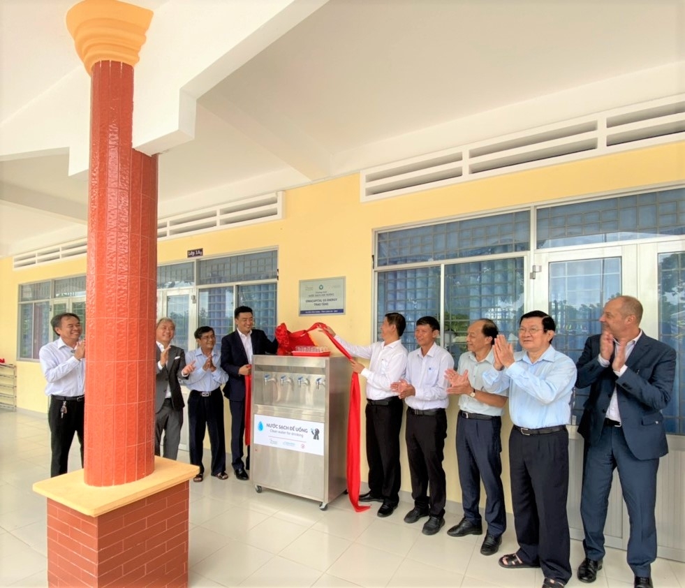 Tổ chức VCF tặng 49 hệ thống lọc nước, 100 học bổng cho các trường tại biên giới tỉnh Long An