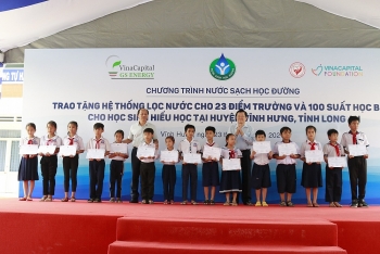 Tổ chức VCF tặng 49 hệ thống lọc nước, 100 học bổng cho các trường tại biên giới tỉnh Long An