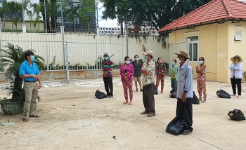 Hỗ trợ cộng đồng người Việt gặp khó khăn tại TP Preah Sihanouk (Campuchia) Hỗ trợ cộng đồng người Việt gặp khó khăn tại TP Preah Sihanouk (Campuchia)
