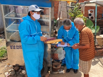 trao 156 suat qua cuu tro cho ba con goc viet tai tinh kampong speu campuchia