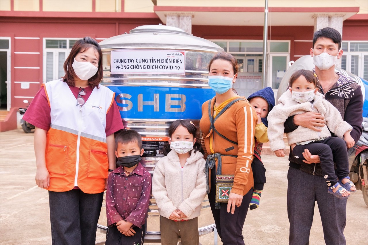 Điện Biên: 50 hộ gia đình được nhận téc chứa nước do World Vision Việt Nam tài trợ