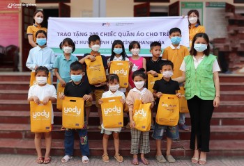 gni trao tang quan ao va ban ghe hoc tap cho tre em thanh hoa hoa binh