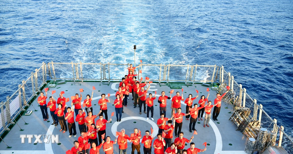 Thu hút chuyên gia người nước ngoài và kiều bào về nước giảng dạy, làm việc