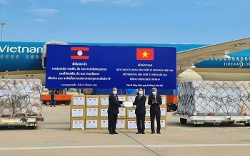 Việt Nam là nước đầu tiên hỗ trợ tài chính, nhân lực, vật lực sang hỗ trợ Lào ứng phó COVID-19 Việt Nam là nước đầu tiên hỗ trợ tài chính, nhân lực, vật lực sang hỗ trợ Lào ứng phó COVID-19