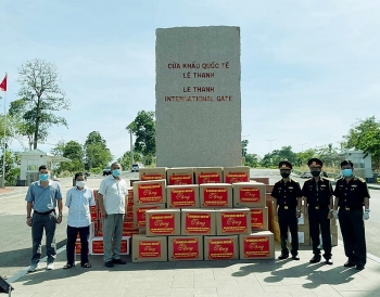 TP.HCM, Đà Nẵng hỗ trợ tiền và vật tư y tế cho Việt kiều, người dân Campuchia, Lào bị ảnh hưởng dịch COVID-19