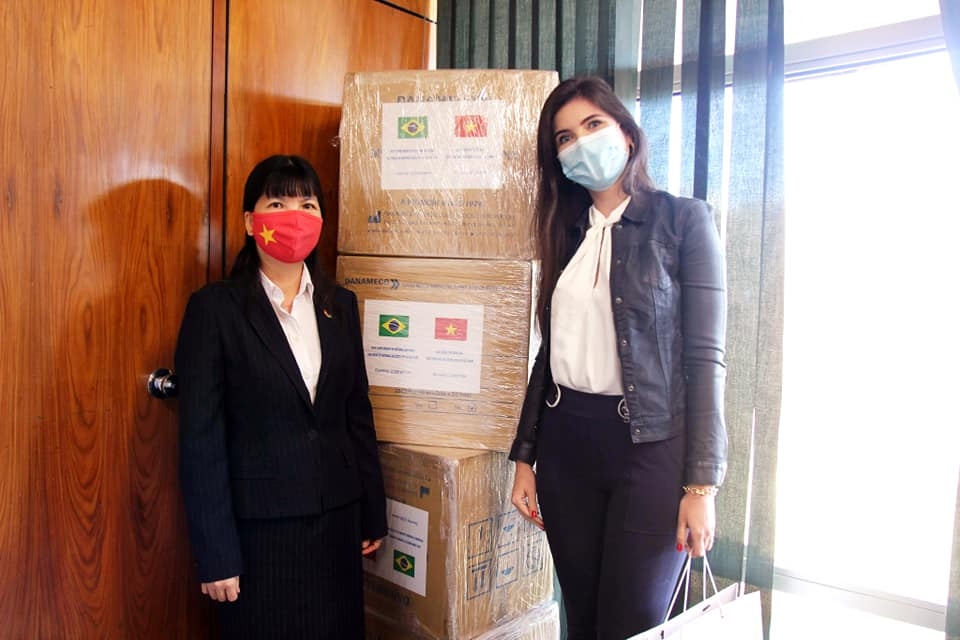 Việt Nam trao tặng 10.000 khẩu trang y tế cho Hạ viện Brazil
