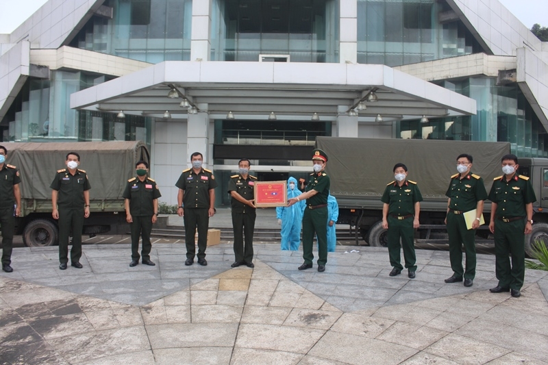 Binh đoàn 11, Quân khu 4 trao vật tư y tế hỗ trợ Lào phòng dịch COVID-19