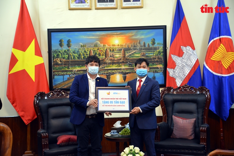 Nghệ sĩ Đại Nghĩa, Hội Doanh nhân trẻ Việt Nam tặng 15 tấn gạo hỗ trợ người dân Campuchia