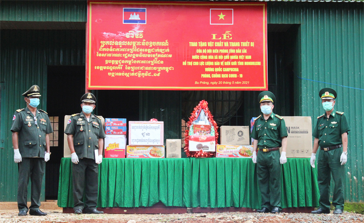 Đắk Lắk trao vật tư y tế cho lực lượng bảo vệ biên giới tỉnh Mondulkiri (Campuchia)