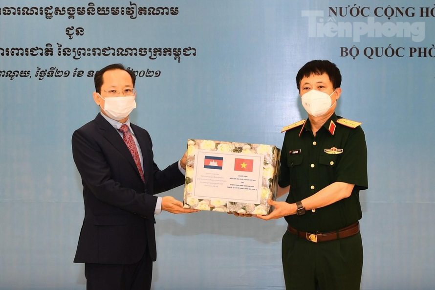 Bộ Quốc phòng trao tặng vật tư y tế chống dịch COVID-19 cho Lào và Campuchia