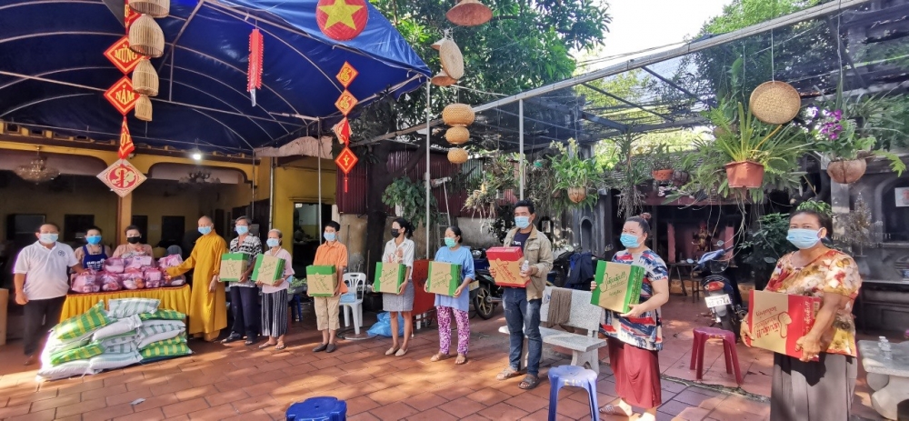 Chùa Phật Tích Viêng Chăn (Lào) tặng 250 suất quà hỗ trợ bà con Việt kiều nghèo