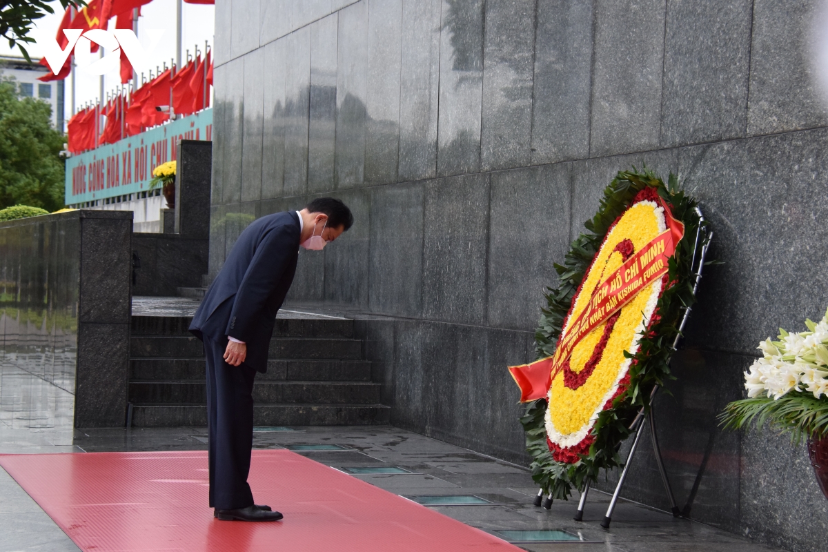 Thủ tướng Nhật Bản vào Lăng viếng Chủ tịch Hồ Chí Minh