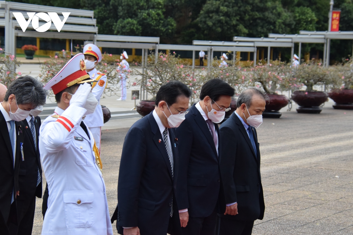 Thủ tướng Nhật Bản vào Lăng viếng Chủ tịch Hồ Chí Minh