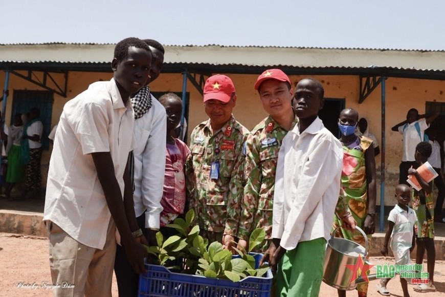 Bệnh viện dã chiến cấp 2 số 3 và 4 trao tặng quà cho học sinh Nam Sudan