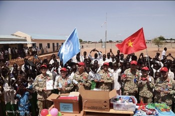 Bệnh viện dã chiến Việt Nam trao tặng quà cho học sinh Nam Sudan