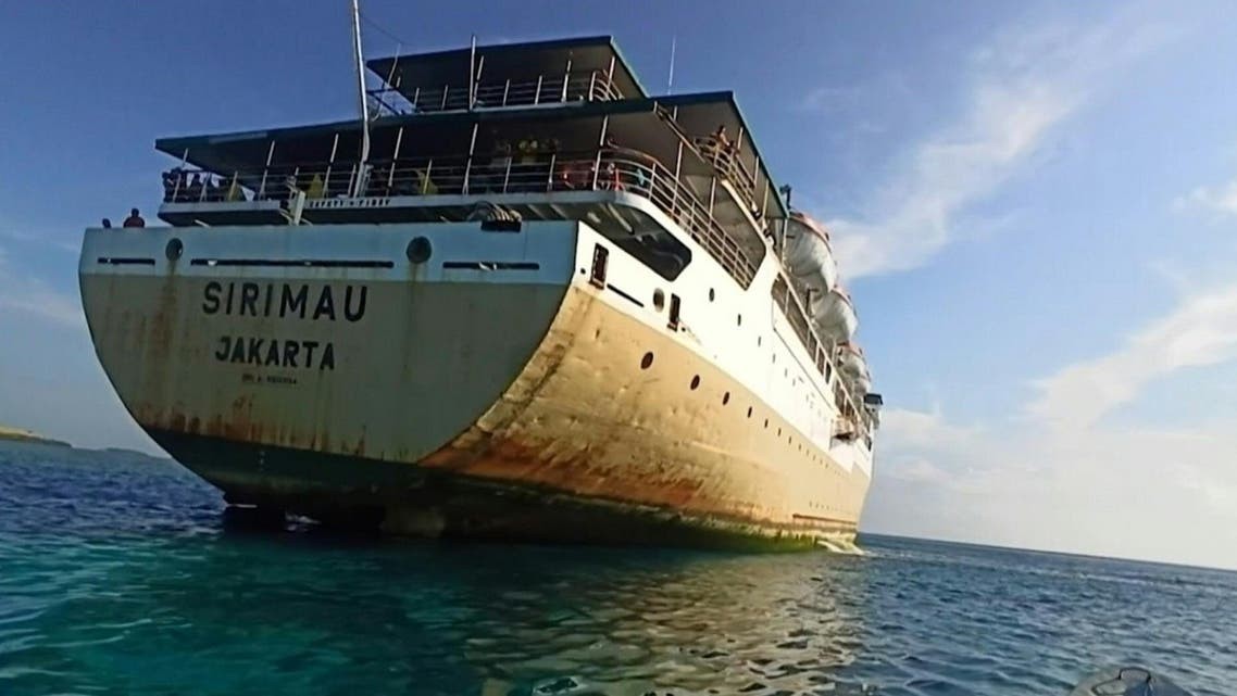 Indonesia nỗ lực giải cứu một chiếc phà chở hơn 800 người bị mắc cạn
