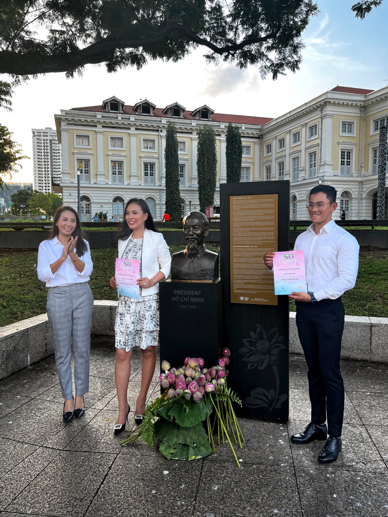 Cộng đồng người Việt tại Singapore dâng hoa tại tượng đài Chủ tịch Hồ Chí Minh