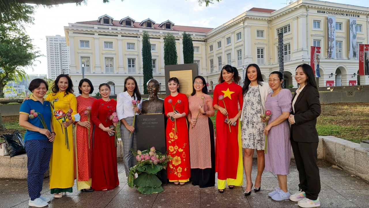 Cộng đồng người Việt tại Singapore dâng hoa tại tượng đài Chủ tịch Hồ Chí Minh