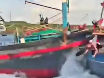 Mâu thuẫn thu mua hải sản, tàu cá bị đâm chìm, 6 ngư dân rơi xuống biển Mâu thuẫn thu mua hải sản, tàu cá bị đâm chìm, 6 ngư dân rơi xuống biển