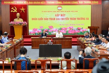 Kiều bào là sứ giả lan tỏa tình yêu Trường Sa Kiều bào là sứ giả lan tỏa tình yêu Trường Sa