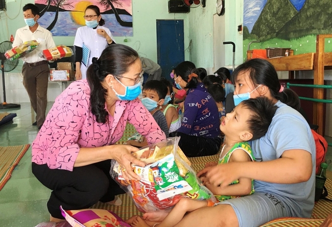 Nhiều hoạt động chăm lo, tặng quà cho trẻ em khuyết tật Việt Nam ngày Quốc tế thiếu nhi