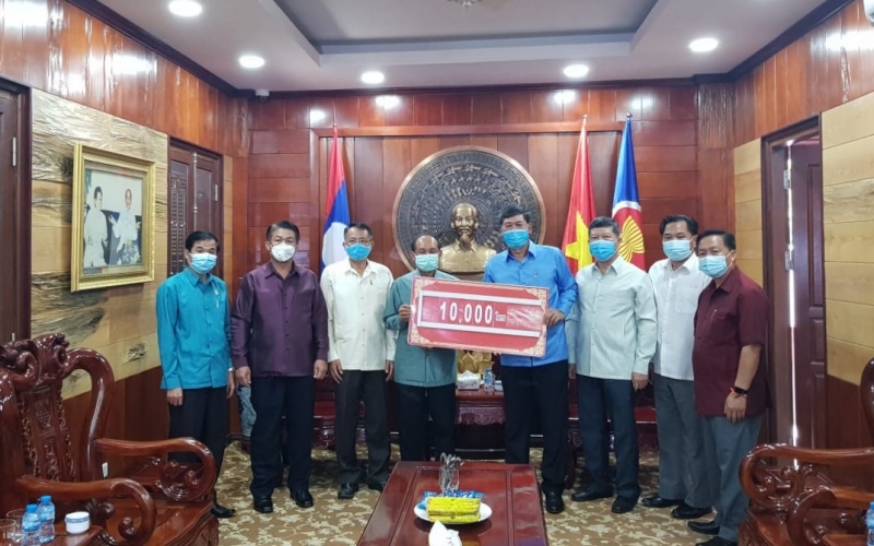Tập đoàn Phongsubthavy (Lào) trao tiền và vật tư y tế trị giá 1 triệu USD cho Quỹ phòng chống COVID-19 của Việt Nam