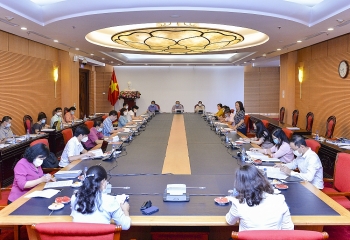 chuong trinh giam ngheo giai doan 2021 2025 tiep tuc duy tri nguyen tac uu tien phu nu huong loi