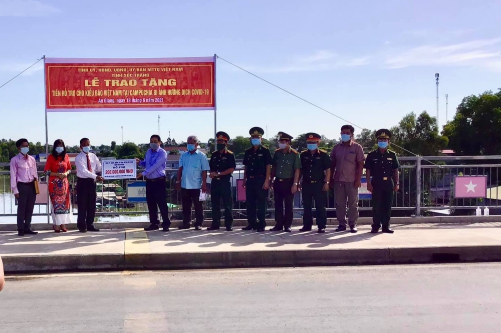 Sóc Trăng trao 200 triệu đồng hỗ trợ cộng đồng người Khmer gốc Việt tại Campuchia