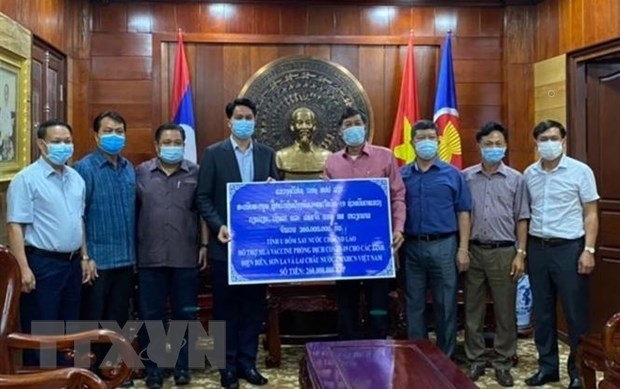 Tỉnh Oudomsay (Lào) trao tặng 27.600 USD hỗ trợ Điện Biên, Sơn La, Lai Châu ứng phó dịch COVID-19