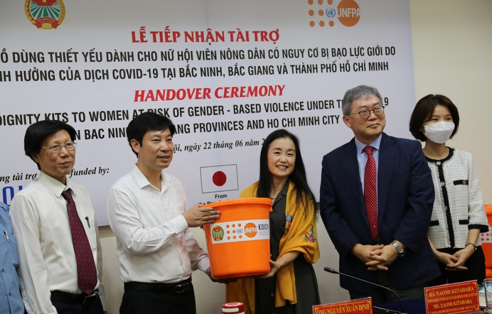 UNFPA trao 5.100 bộ đồ dùng thiết yếu cho phụ nữ và trẻ em gái ở Bắc Giang, Bắc Ninh, TP.HCM