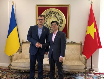 Đại sứ Nguyễn Hồng Thạch gặp gỡ Chủ tịch Hội Nghị sỹ hữu nghị Ukraine với Việt Nam
