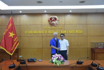 Kiều bào Hoa Kỳ Nguyễn Trọng Đức chia sẻ những cảm xúc thiêng liêng khi đến Trường Sa Kiều bào Hoa Kỳ Nguyễn Trọng Đức chia sẻ những cảm xúc thiêng liêng khi đến Trường Sa