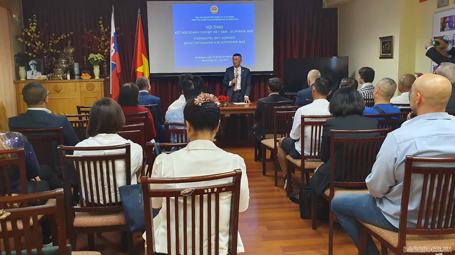 Đại sứ Nguyễn Tuấn phát biểu khai mạc hội thảo.