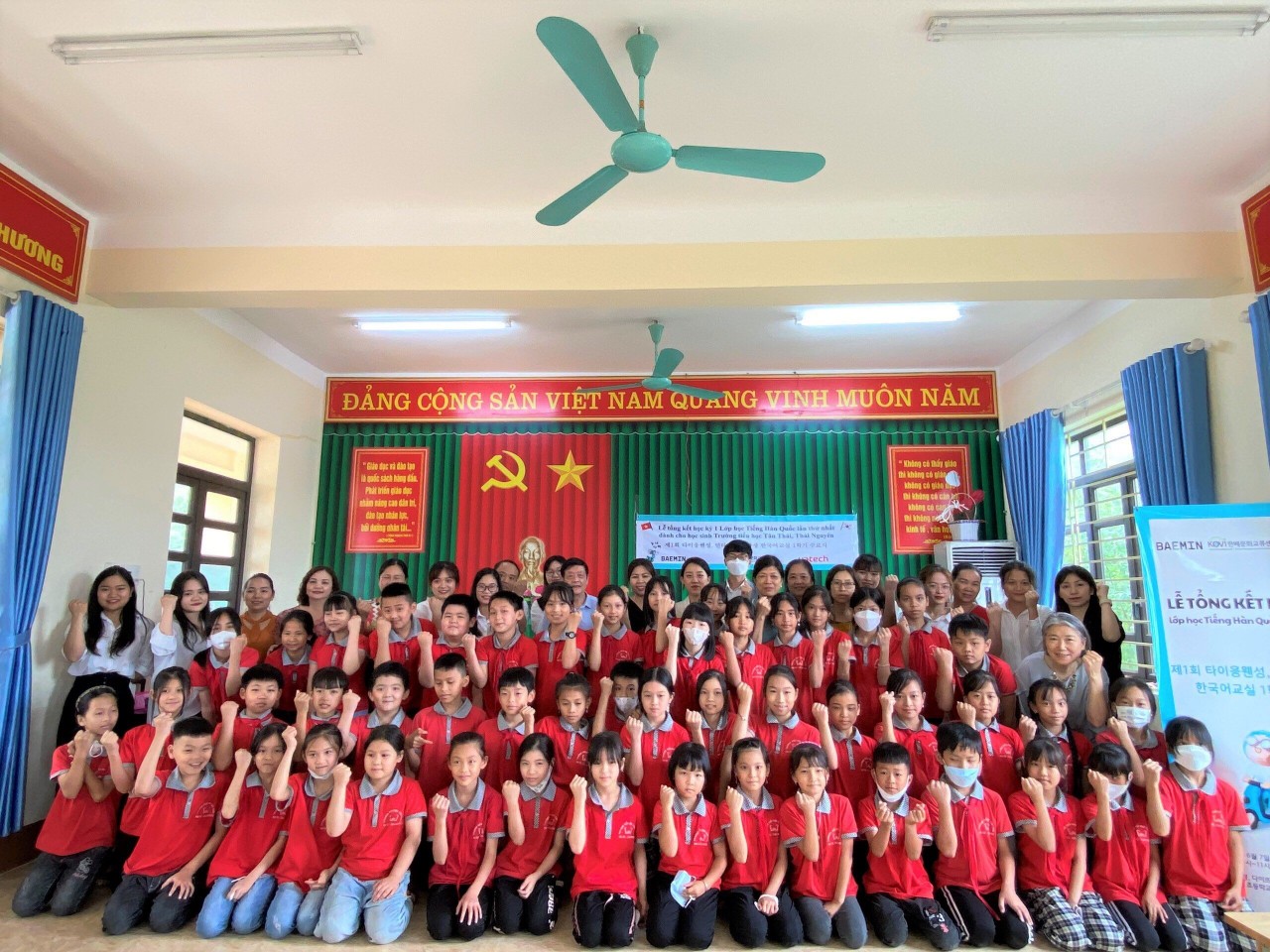 Học sinh tiểu học Thái Nguyên thích thú học tiếng Hàn